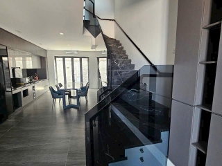 Tay Vịn Cầu Thang Bằng Kính: Xu Hướng Nội Thất Hiện Đại